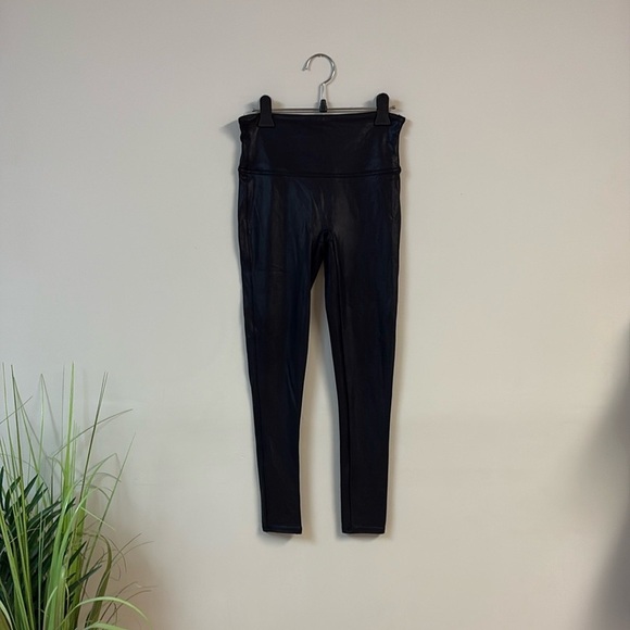 Spanx Women’s Shape faux leather Black High-Waisted Leggings size petite M - Picture 2 of 3